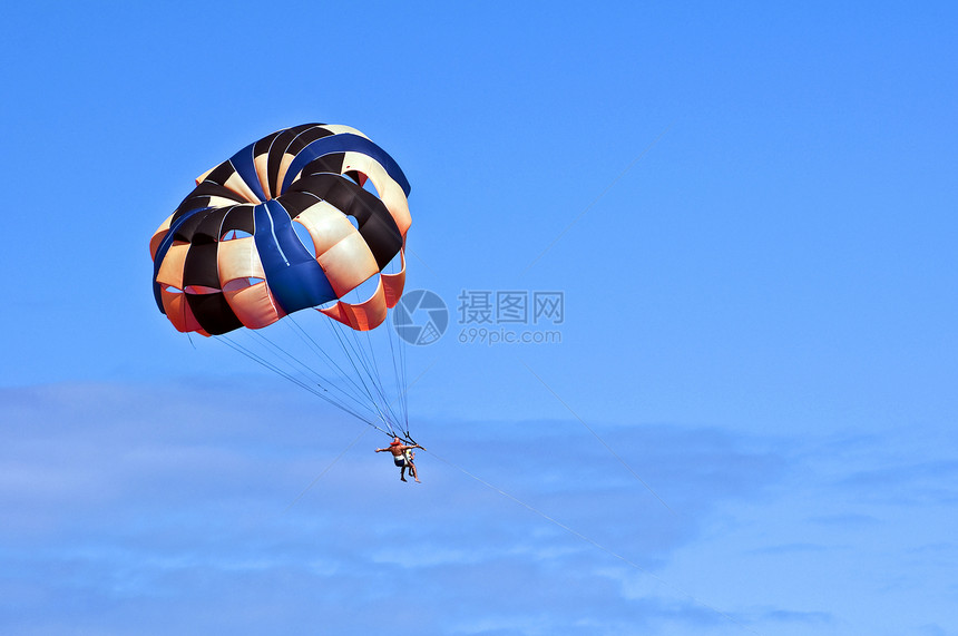 在蓝天下抛锚享受冒险天空乐趣蓝色假期运动降落伞空气夫妻图片