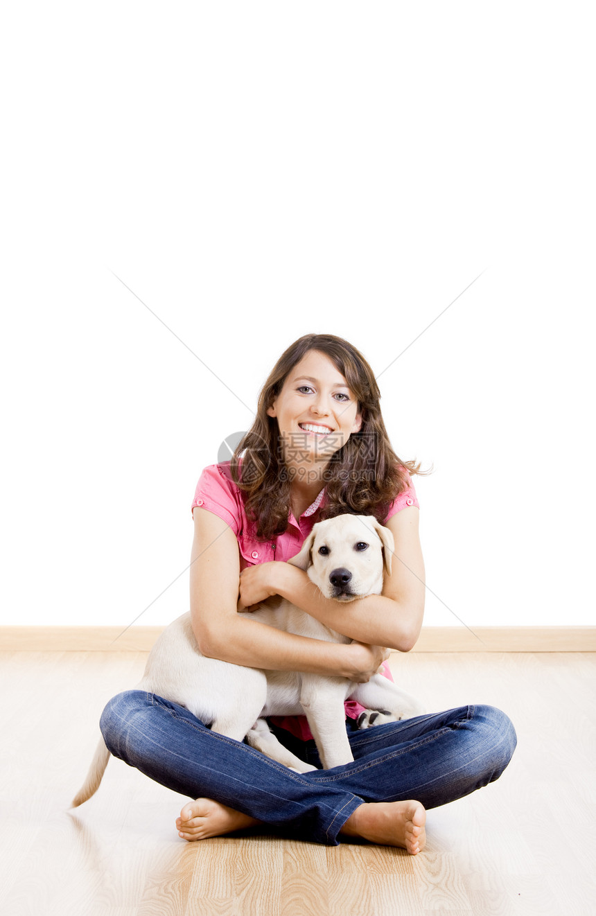 女孩与她最好的朋友动物女性猎犬友谊拥抱地面微笑犬类成人快乐图片