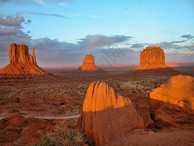 美国古迹谷 2004年8月蓝色悬崖台面沙漠地标国家风景高原旅游红色背景图片