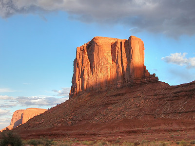 美国古迹谷 2004年8月地标沙漠风景国家悬崖高原台面岩石红色蓝色背景图片