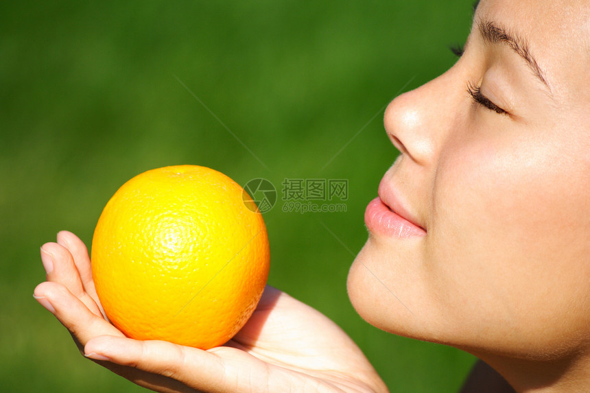 女人和水果鼻子享受香气营养女性女士女孩乐趣食物图片