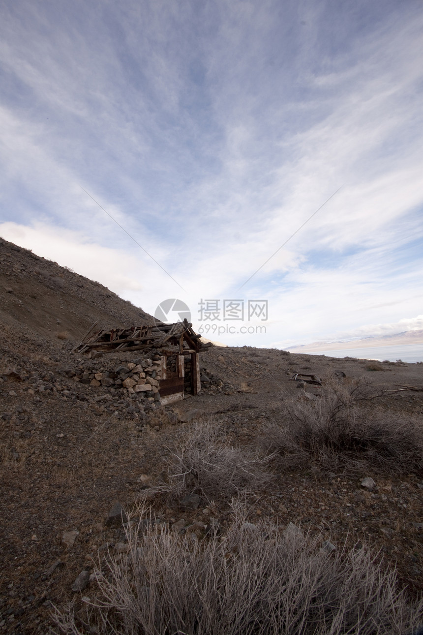荒漠中废弃的老小屋 风景优美的房子旅行小屋阳光蓝色干旱航空编队悬崖喷射戏剧性手臂孤独图片