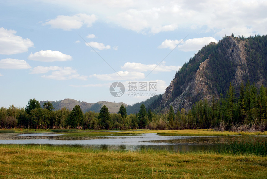 山地湖边的山脉背景图片