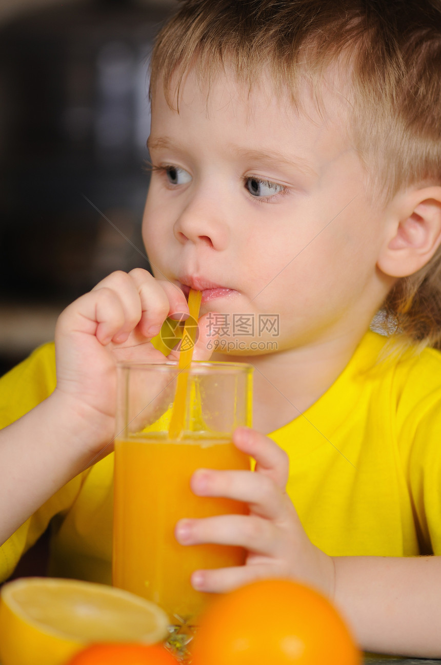 孩子喝果汁工作室水果橙子男生玻璃享受快乐青年眼睛杯子图片
