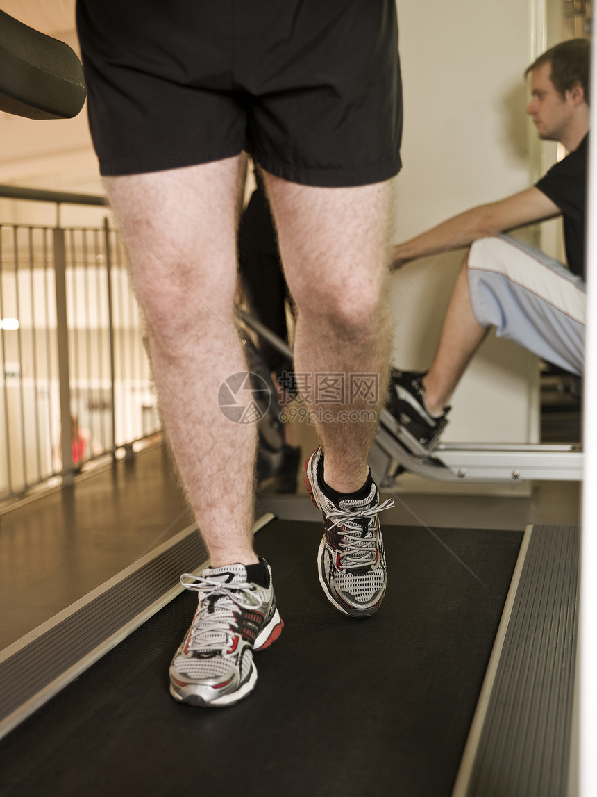 男人在跑步机上奔跑塑身运动机苍蝇力量训练肌肉精神医学火车飞行图片