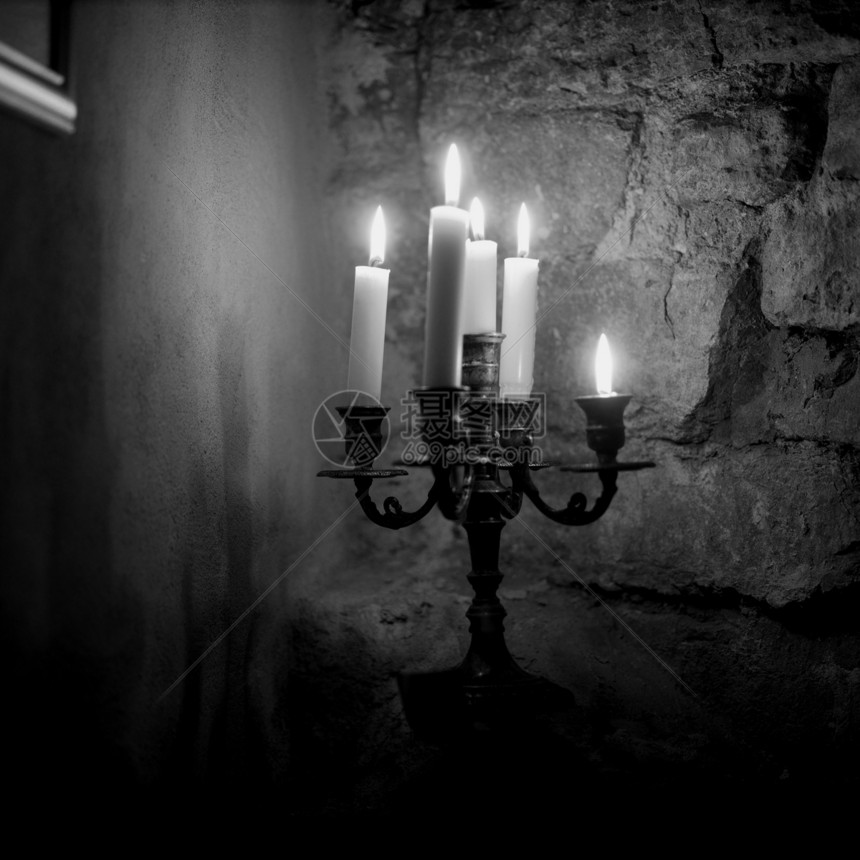 蜡烛灯石头燃烧蜡烛黑色风格反射地下室滴蜡熔蜡烛光图片
