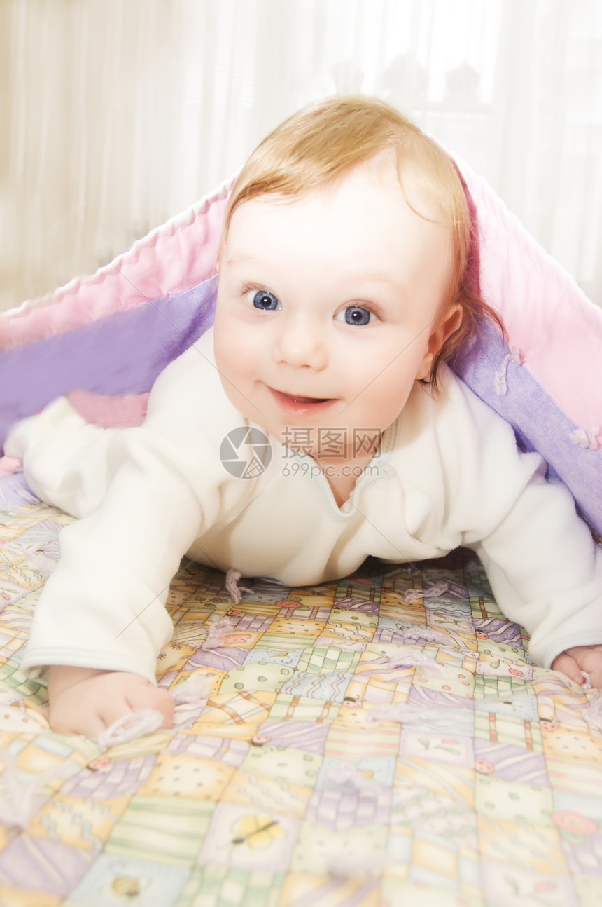 被毯子罩着的红头婴儿男孩图片