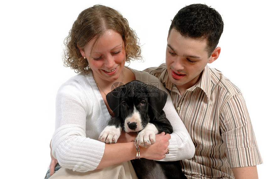 年轻夫妇和小狗狗友谊微笑男人宠物黑色女性感情朋友动物压痛图片