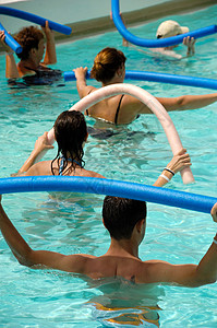 有氧水活动游泳闲暇乐趣运动女孩蓝色娱乐男性水池背景图片