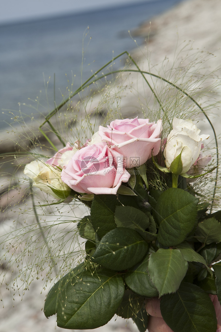 粉红和白玫瑰花团派对黄色婚礼庆典花瓣马夫粉红玫瑰花束粉色叶子图片