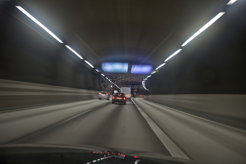 在隧道里驾驶车辆红色运输路灯行动司机交通运动红绿灯街道图片
