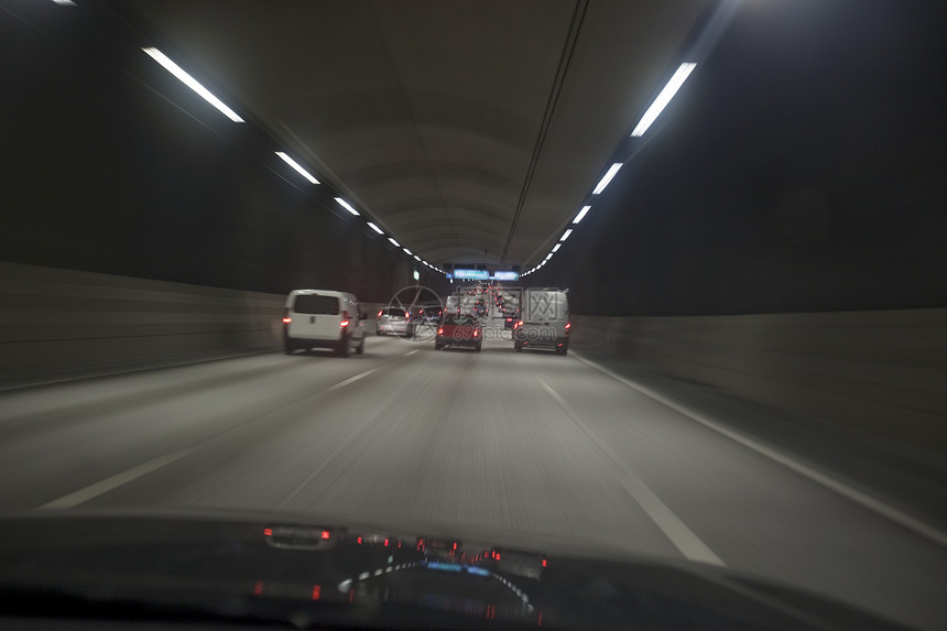 在隧道里驾驶交通旅行红色运输街道头灯车辆红绿灯速度司机图片