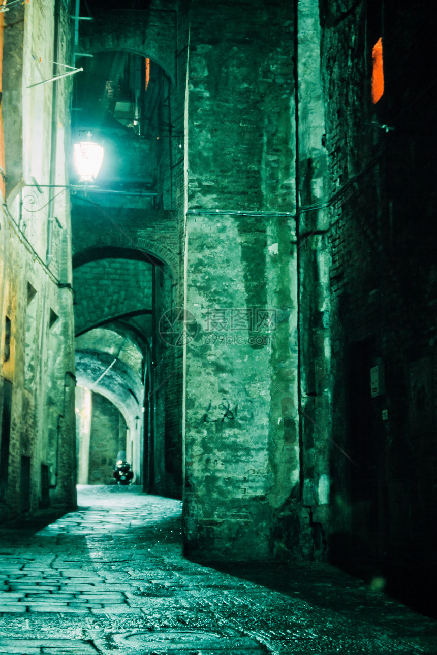 意大利托斯卡纳省锡耶纳老城的夜巷历史城市市中心胡同生活建筑房子历史性街道橙子图片