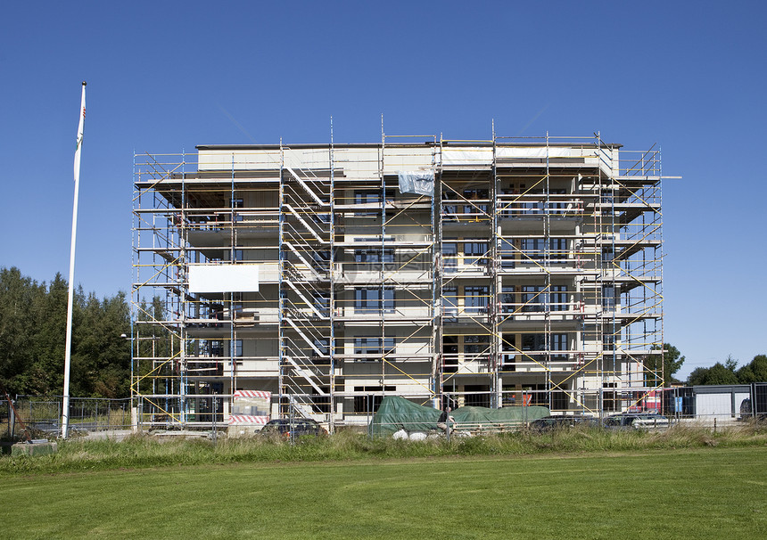 建筑施工房子住宅金属框架外观工程蓝色栏杆工地公寓图片