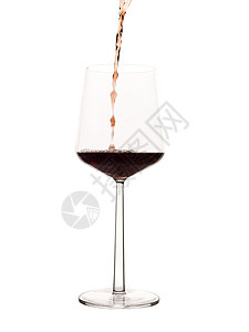 将红酒瓶放在玻璃杯上宏观白色气泡玻璃瓶子酒精红色液体酒杯泡沫背景图片