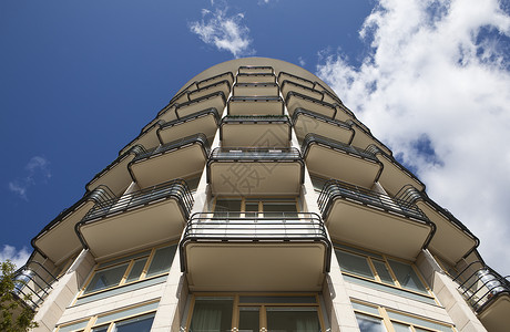 内城向蓝天空建设现代建筑结构住宅水平开发建筑学风光城市阳台房地产低角度背景