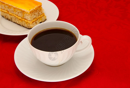 红色背景的咖啡杯芳香饮料奢华宏观美食食物杯子研磨反射咖啡背景图片