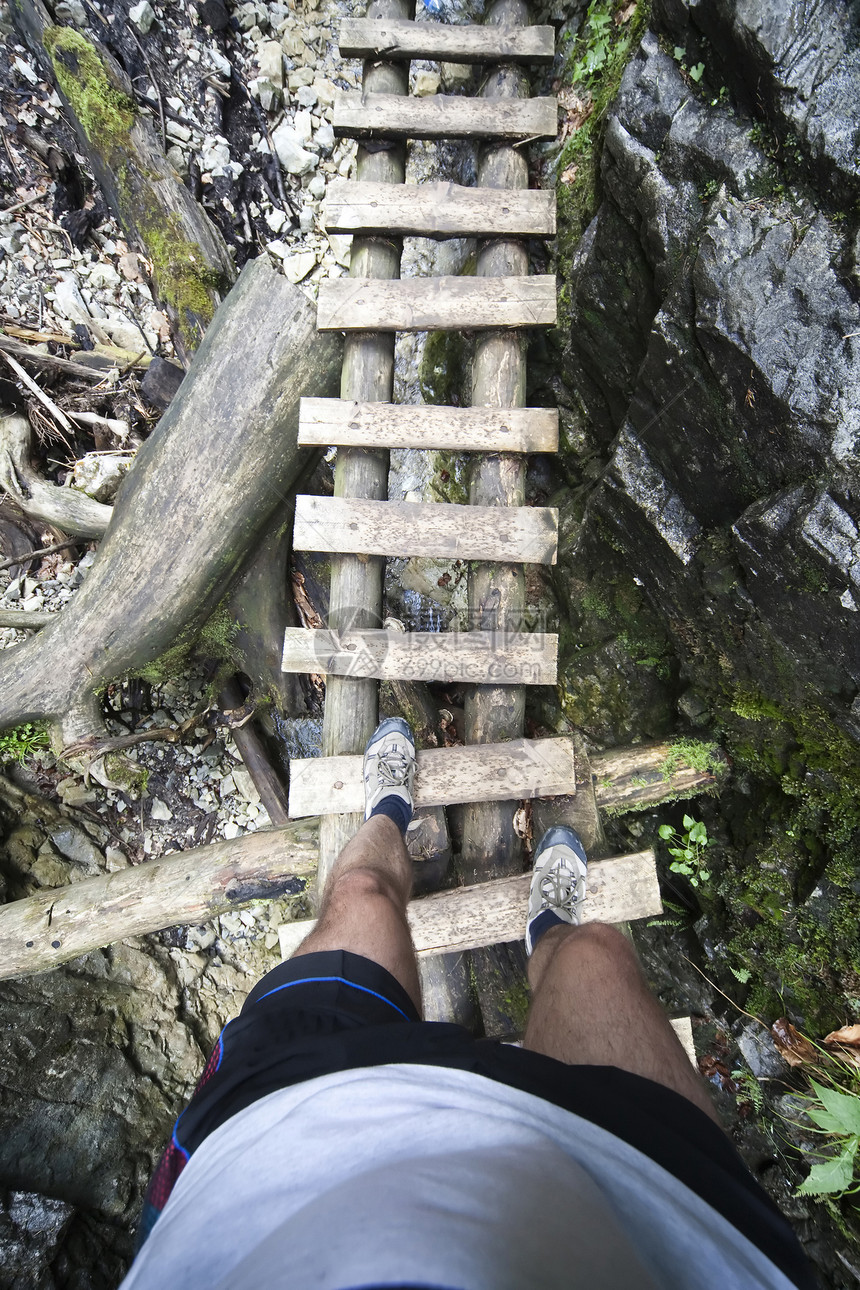 穿越小溪流的山区路线梯子木头绿色男人公园小路危险溪流远足游客图片