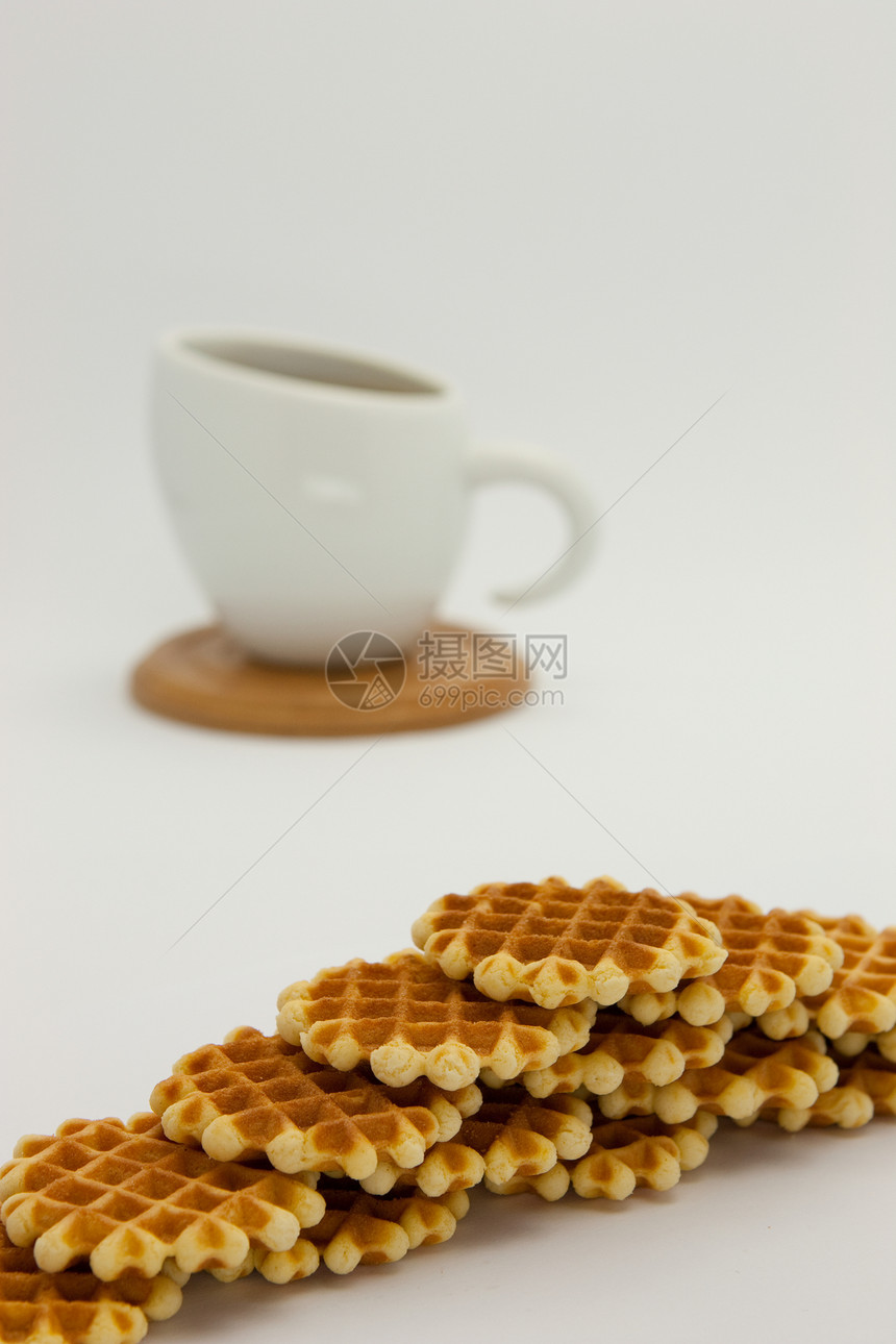 饼干和咖啡杯盘子木板牛奶勺子飞碟杯子咖啡餐厅桌子陶器图片