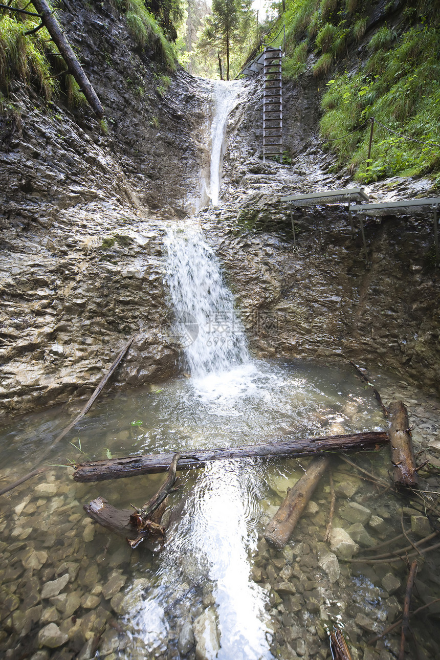 山地瀑水流动石头公园溪流环境木头绿色路线瀑布岩石图片