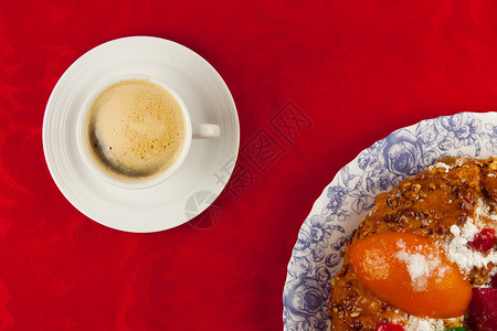 红色背景的白咖啡杯棕色奢华咖啡宏观研磨饮料芳香美食食物杯子背景图片