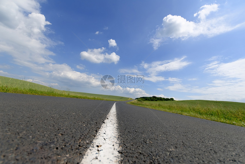 公路上的人在路上路标沥青小路天空旅行图片