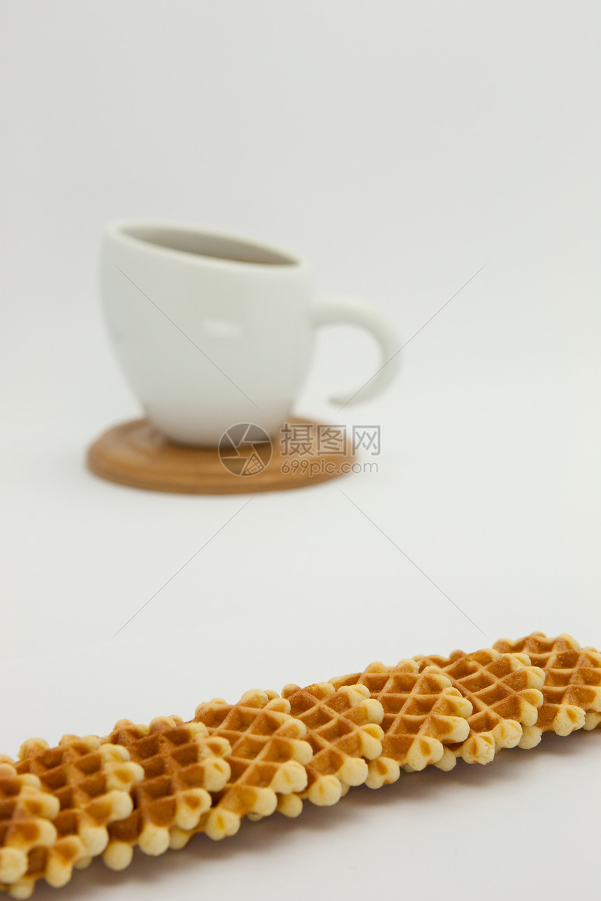 饼干和咖啡杯饮料咖啡店飞碟盘子甜点牛奶勺子陶器拿铁木板图片