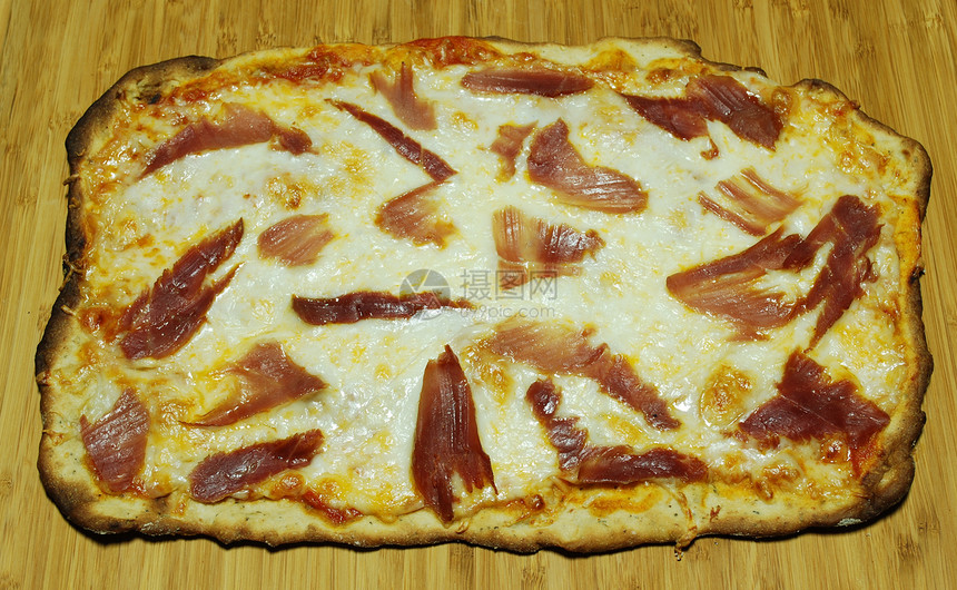 3奶酪披萨和辣椒(自制)图片