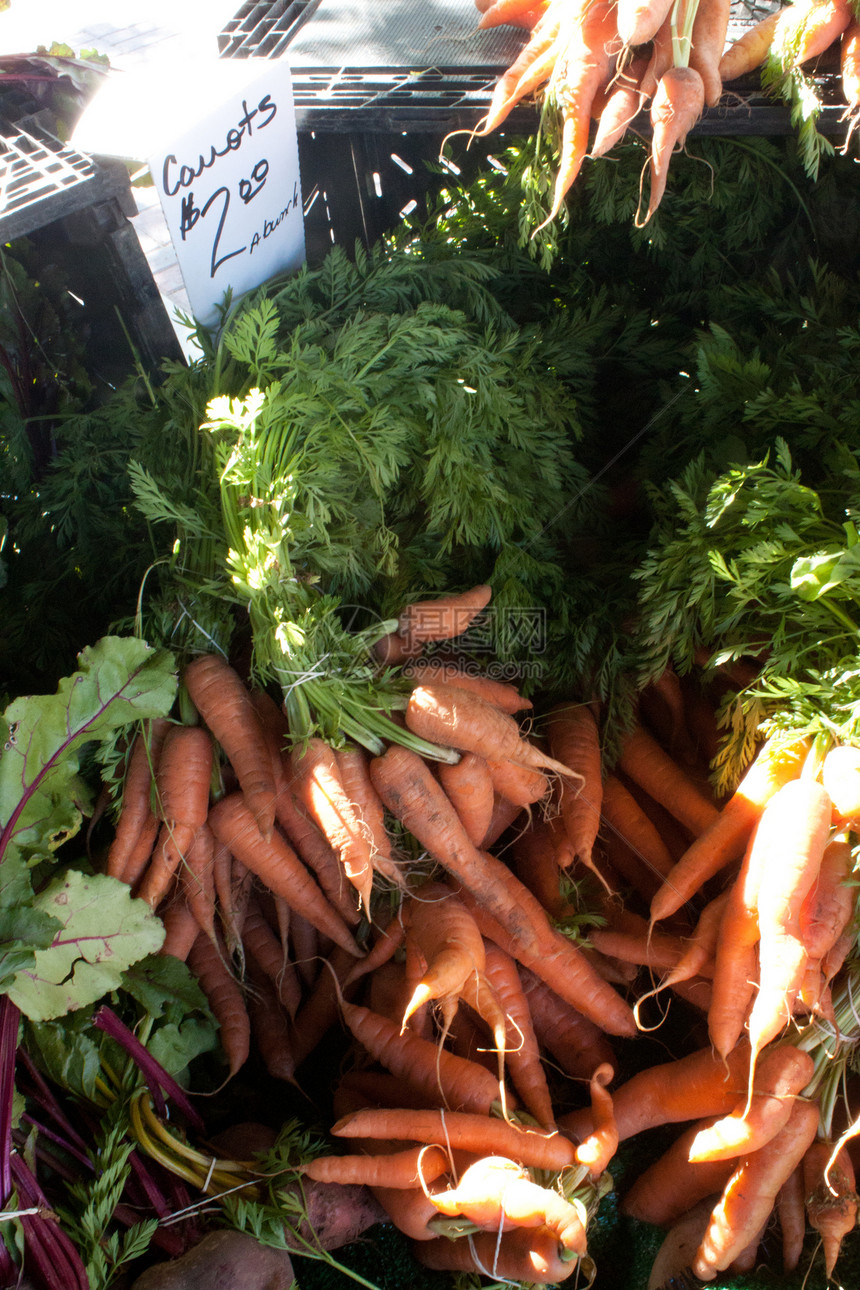 农民市场上的有机胡萝卜图片