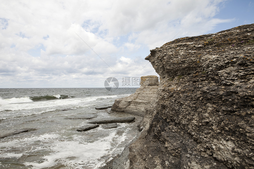 海岸线上的石灰岩形成层被侵蚀图片