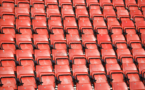 旁观者在体育场的座位剧场观众席场地椅子项目黑色前景焦虑礼堂红色背景图片