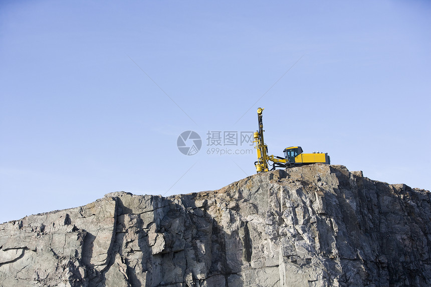 在向蓝天空方向的山上车辆工程土地脚手架都市柴油机水泥建筑运输机械图片