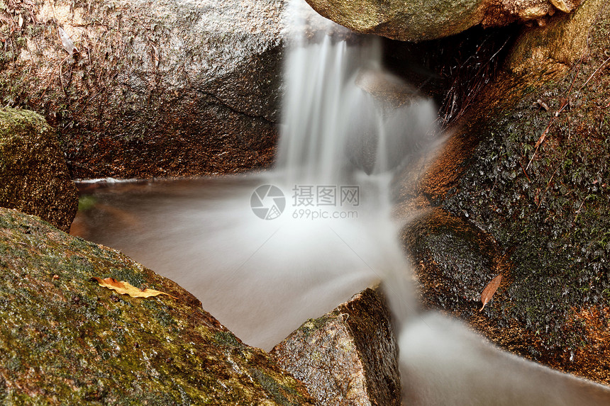 小的自然瀑布绿色树叶岩石石头植被结晶图片