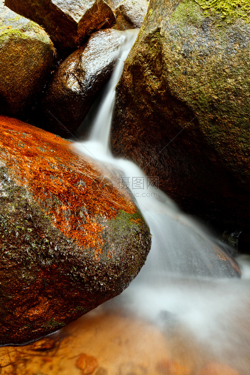 小的自然瀑布岩石绿色结晶石头橙子图片