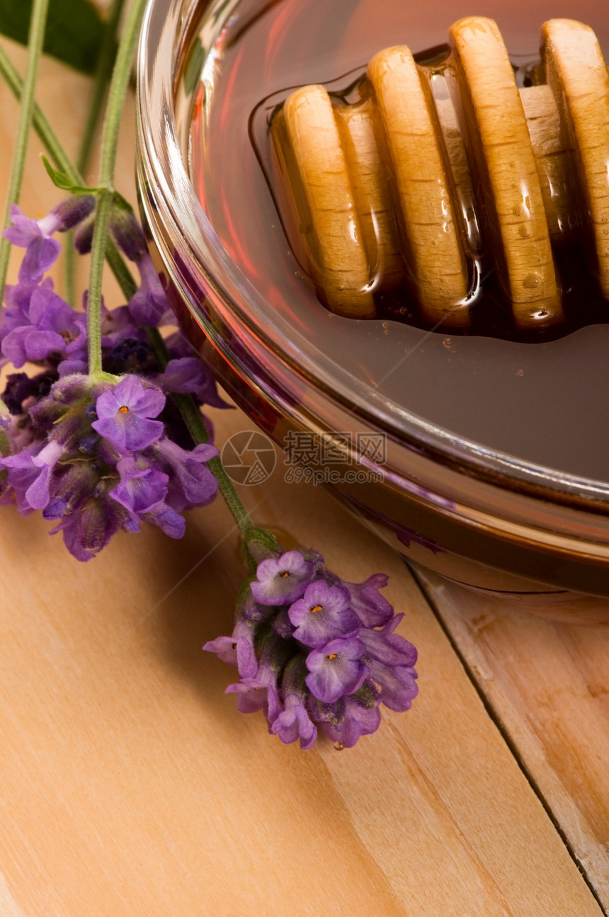 含新鲜鲜花 甜美食物的熏衣蜂蜜草本营养草本植物薰衣草美食勺子木头图片