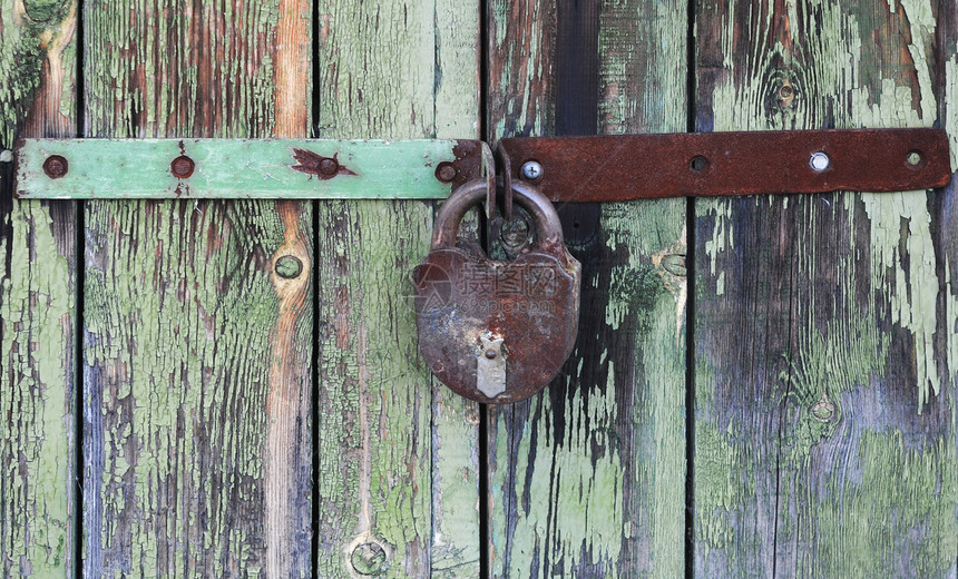 旧木制门 用生锈的锁锁锁着图片