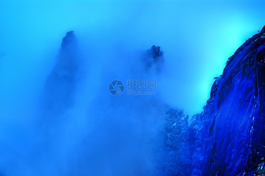 三青山的云雾     在中国江西拍电影松树水平框架图片