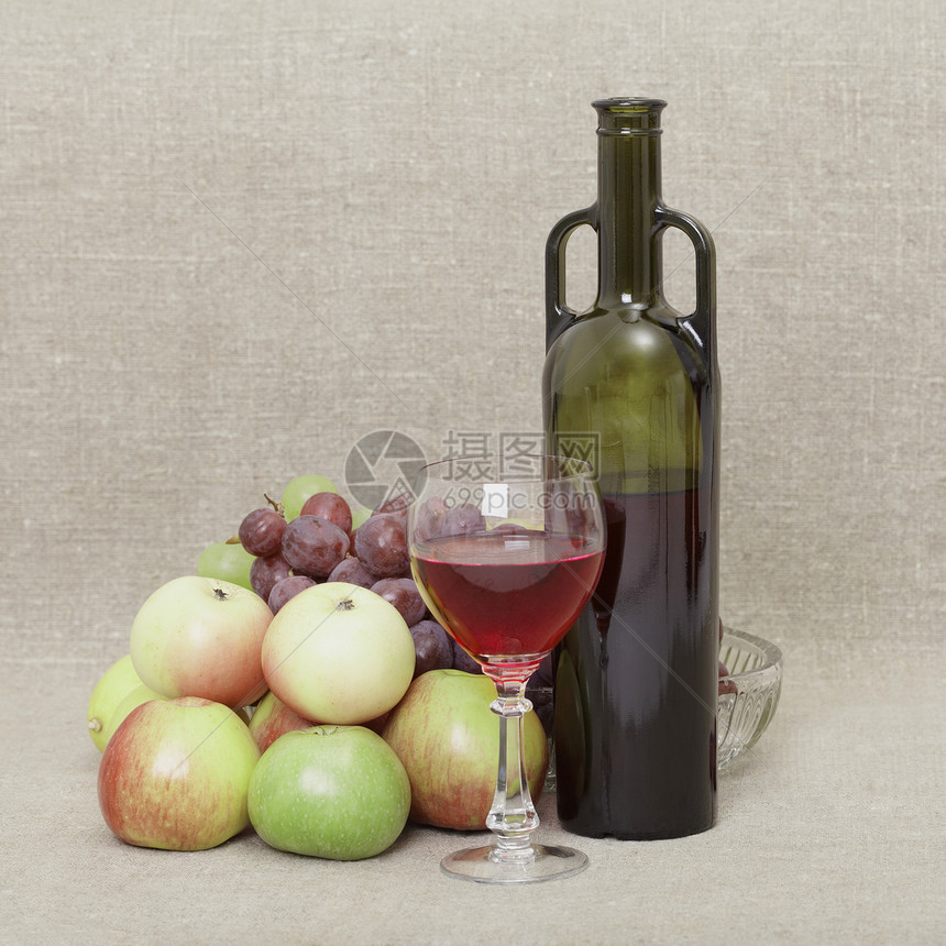 从一瓶葡萄酒和水果中生还水果正方形红色黄色藤蔓解雇瓶子饮料帆布浆果图片