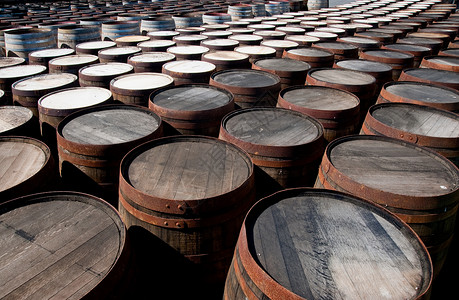 威士忌桶贮存酒精风化木头太阳圆形店铺仓库褐色棕色背景图片
