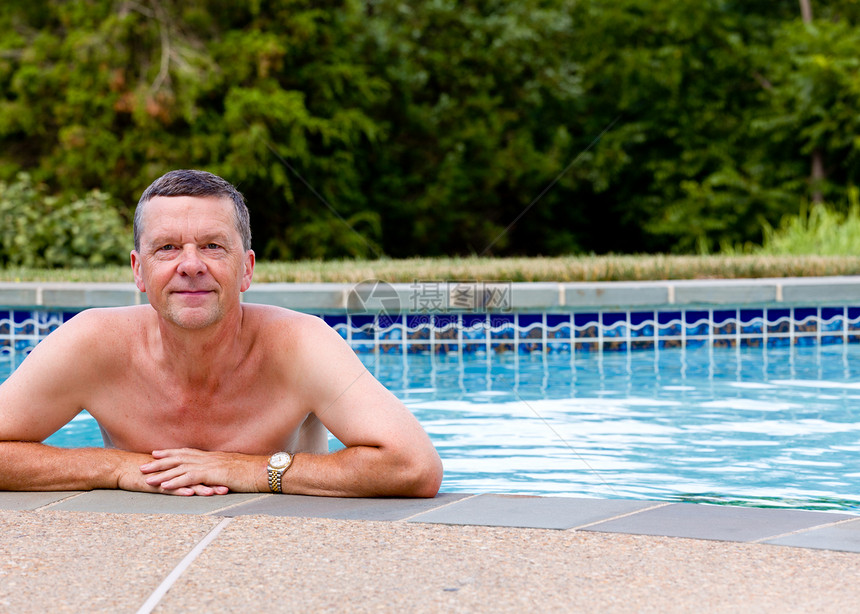按游泳池边缘排列的老年男子棕褐色蓝色闲暇男性游泳者退休幸福后院肩膀男人图片