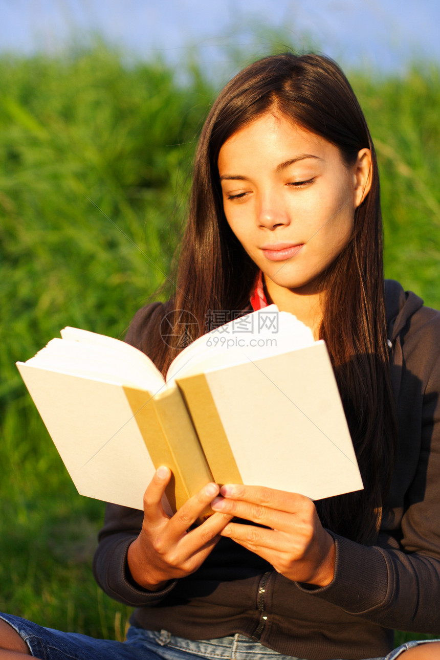 妇女阅读女士兴趣幸福学习学校小说学生教育青少年女孩图片
