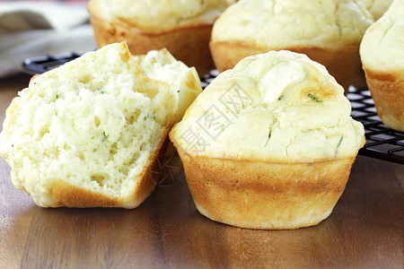 沙味松饼糕点面包师静物冷却烤架生活焙烤商品草药照片背景图片