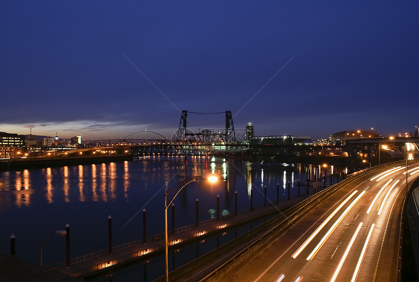 波特兰 俄勒冈州 钢桥的视野 与对维拉梅特连线的光反射图片