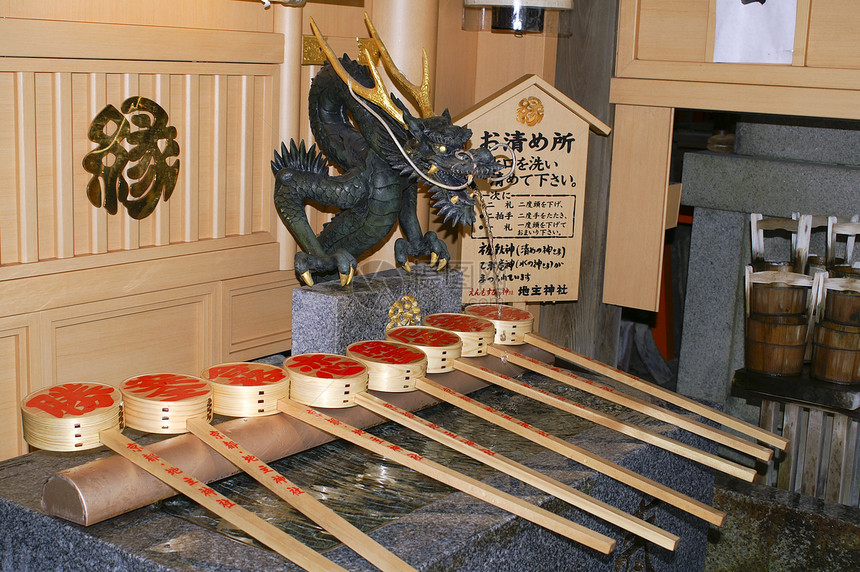 日本净化不老泉照片日本寺庙信仰冲洗游客木头宗教旅行喷泉仪式神社图片