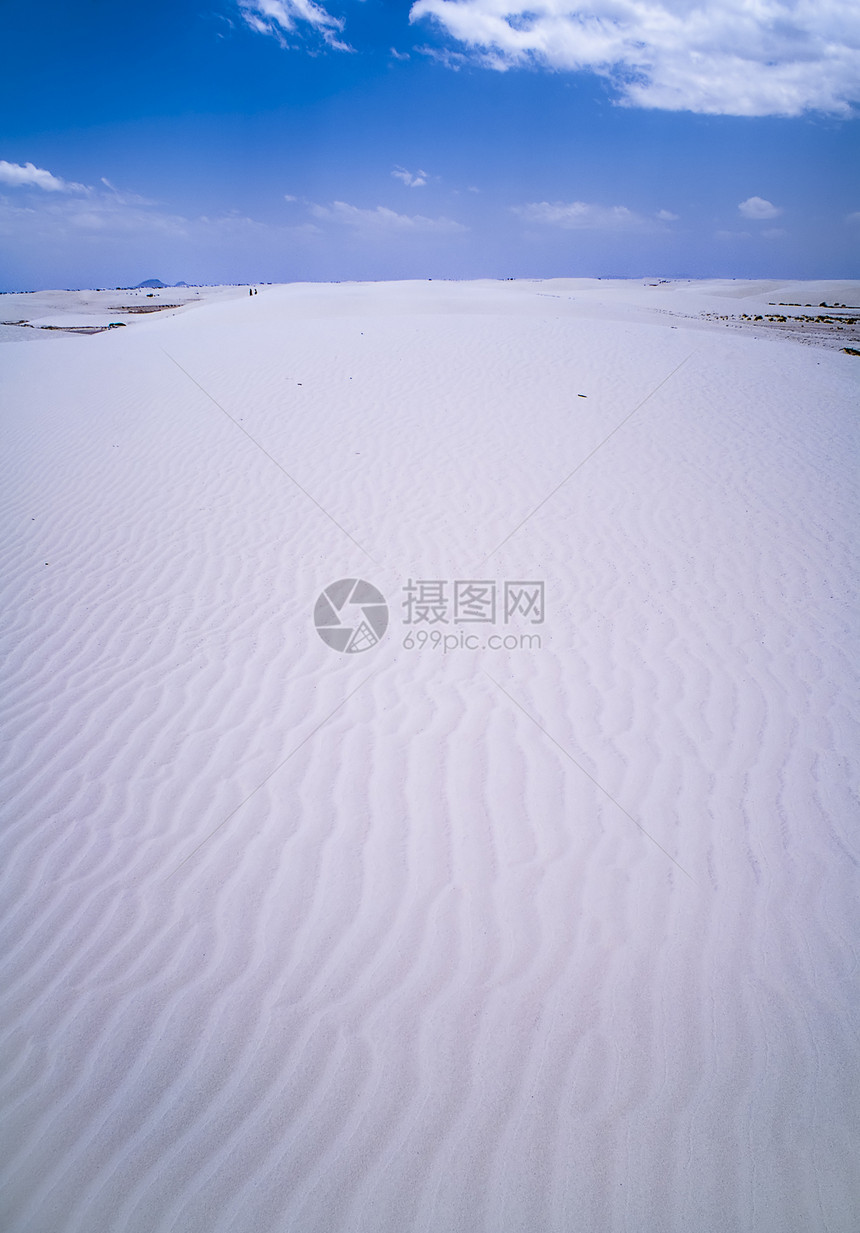 白沙纪念碑旅行天空蓝色涟漪沙漠场景白色纳米沙丘图片