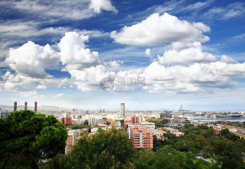 巴塞罗那市的空中观察摩天大楼游客多云旅游天空景观商业建筑地标吸引力图片