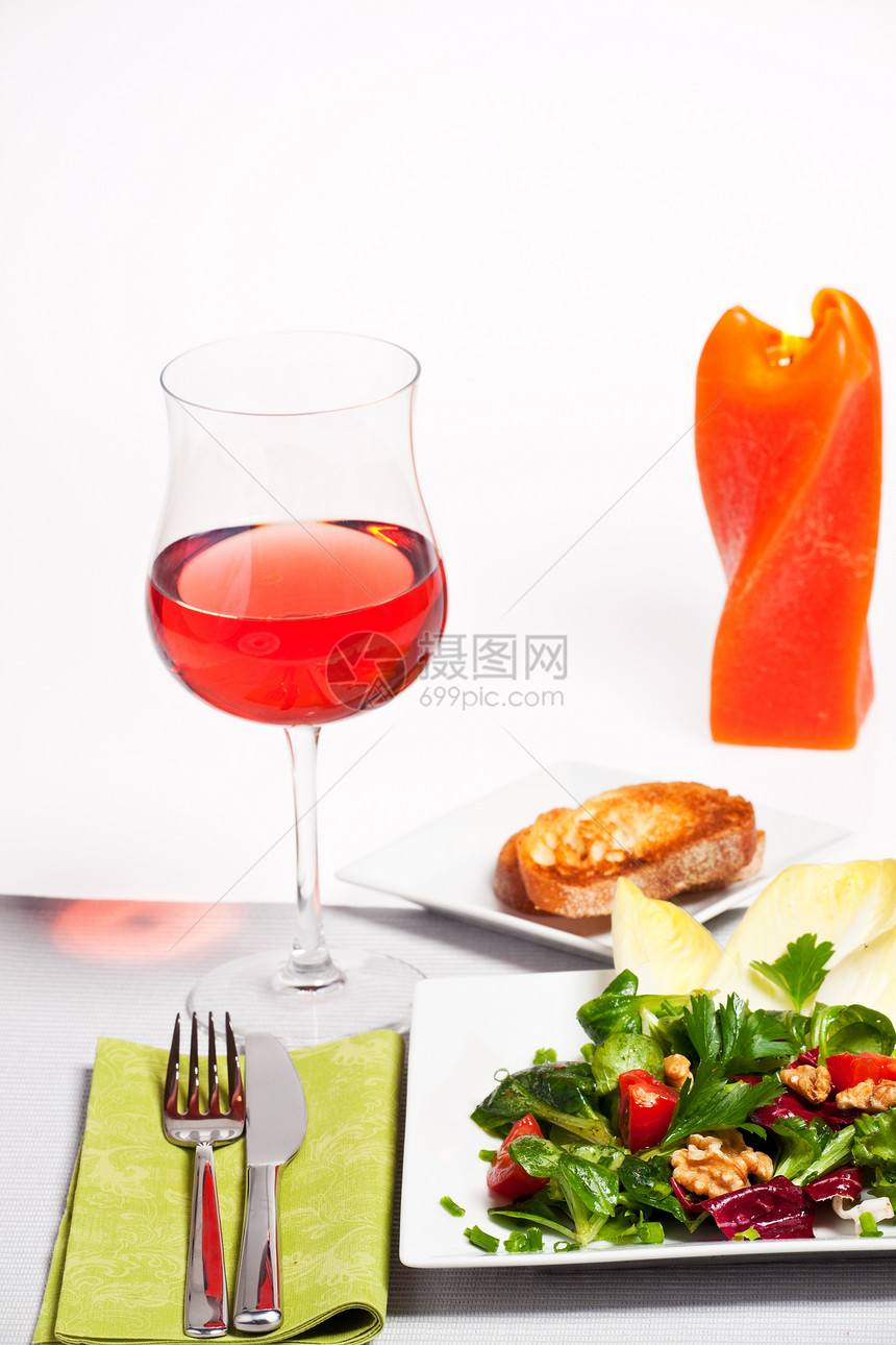 混合沙拉加一杯玫瑰 在白色盘子上加一块色拉蔬菜桌子洋葱沙拉蜡烛玻璃饮食黄瓜午餐香菜图片