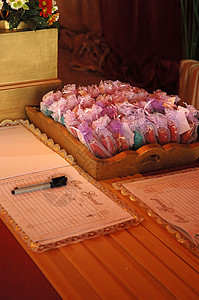 结婚聘礼招待簿棕色婚礼花束桌子注册空白纪念品文档木头背景图片