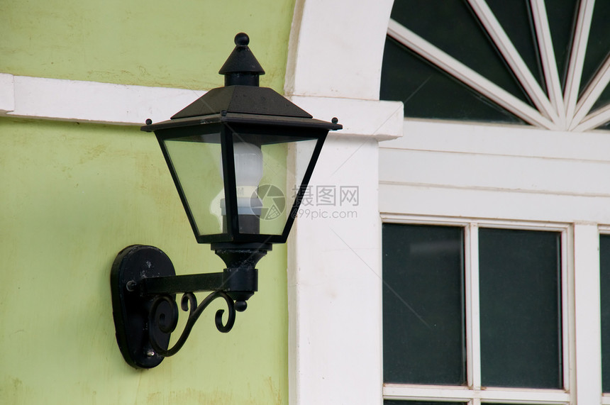 绿灯灯路灯历史性框架住宅古董黄色建筑学灯笼场景玻璃图片