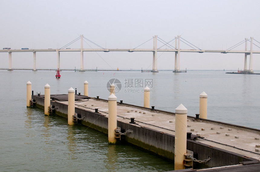 桥梁和码头的视图建筑风景友谊珍珠港口反射海岸蓝色海洋建筑学图片